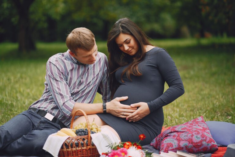 Pregnant woman receiving prenatal care to prevent common pregnancy complications